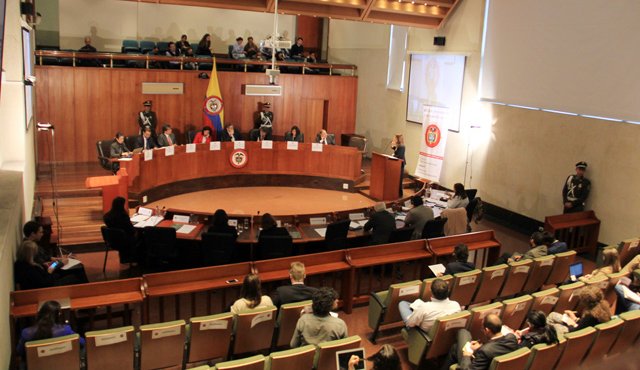 En la audiencia que se llevó a cabo en la Corte Constitucional, el turno les correspondió a las víctimas de la guerrilla de las Farc en cuya representación expuso sus inquietudes el periodista Herbin Hoyos. Cortesía