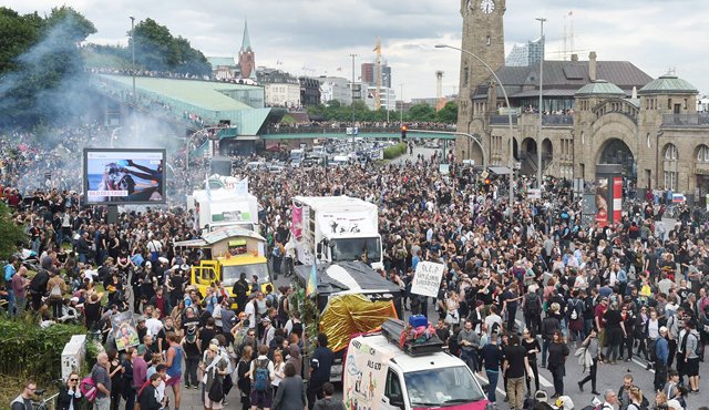 Cientos de manifestantes en Hamburgo, para recibir a los mandatarios de las 20 principales economías del mundo, que desde hoy se reúnen en la cumbre anual del G20, en donde las políticas contra el proteccionismo serán un tema clave. AFP