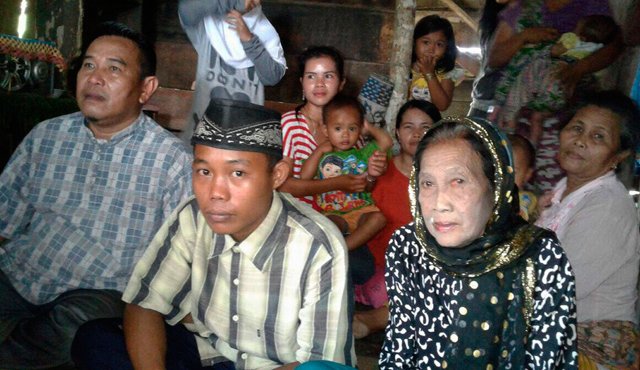 Esta reciente fotografía muestra Rohaya binti Kiagus Muhammad Jakfar (derecha), de 73 años, que se sienta con su marido adolescente Selamet Riyadi (izquierda), de 15 años, en Baturaja. AFP
