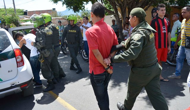 La comunidad divida peleaba y lanzaba insultos, unos en contra de los ladrones y otros en contra de las autoridades porque los habían capturado. Edinsson Figueroa