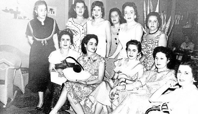 Un grupo de amigas en un evento social. Archivo La Opinión