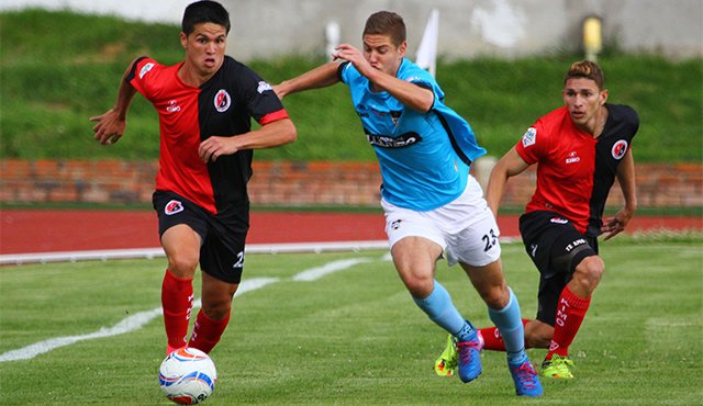 El argentino Cristian Álvarez fue la figura del Cúcuta Deportivo, ayer, en la goleada 5-0 ante Llaneros que lo deja en las primeras posiciones de la clasificación general. Colprensa