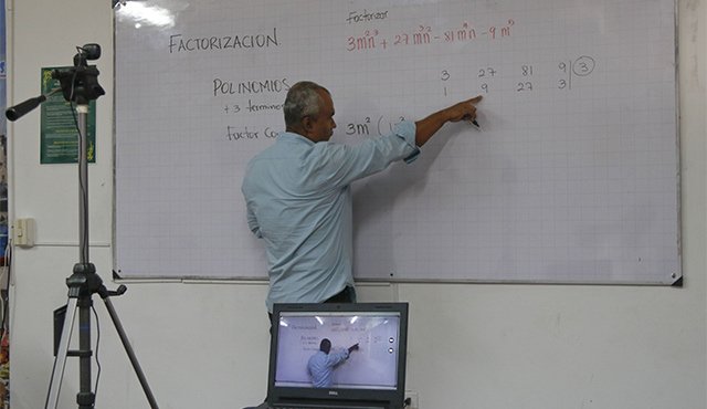 "El colegio nos compró una cámara y con un viejo tripode grabamos", Sandro Uribe, maestro. Mario Franco