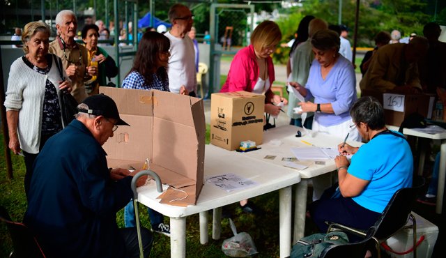 Las 14.300 mesas de votación abrieron a las 7:00 de la mañana, para preguntar a los venezolanos si rechazan la Asamblea Constituyente convocada por Maduro y aprueban la celebración de elecciones. AFP