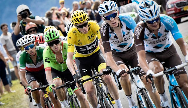 La clasificación general es dominada por Chris Froome, pero a la cacería están Fabio Aru, Romain Bardet y el colombiano Rigoberto Urán. AFP