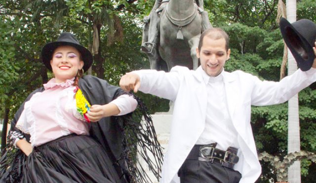 Grupos de danzas de Cúcuta mostraron este jueves todo su repertorio al público que asistió a los actos
conmemorativos del Grito de Independencia, en el parque Simón Bolívar. Luis Alfredo Estévez