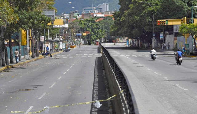 Las principales calles de Caracas lucieron desoladas tras el paro de 24 horas convocado este martes por la oposición, para que el presidente de Venezuela, Nicolás Maduro, retire su convocatoria a una Asamblea Constituyente para el domingo 30 de julio. AFP