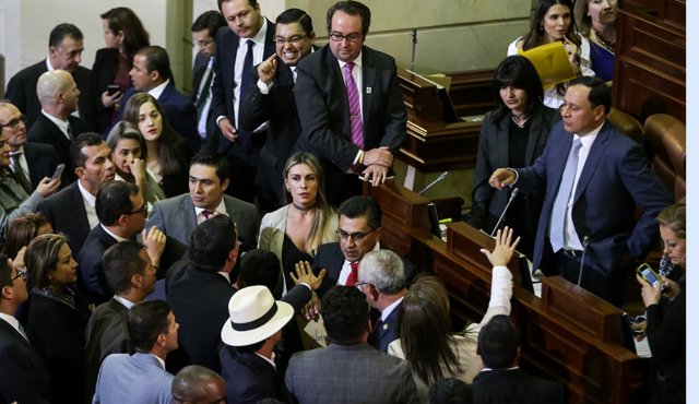 Los ánimos al interior de la Cámara de Representantes se caldearon y el recién posesionado presidente, Rodrigo Lara, tuvo que intervenir. Colprensa