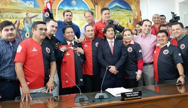 Varios concejales de Cúcuta vistieron la franela del club durante el foro sobre el equipo, al que asistió José Augusto Cadena, el mayor accionista del Cúcuta Deportivo. Cortesía