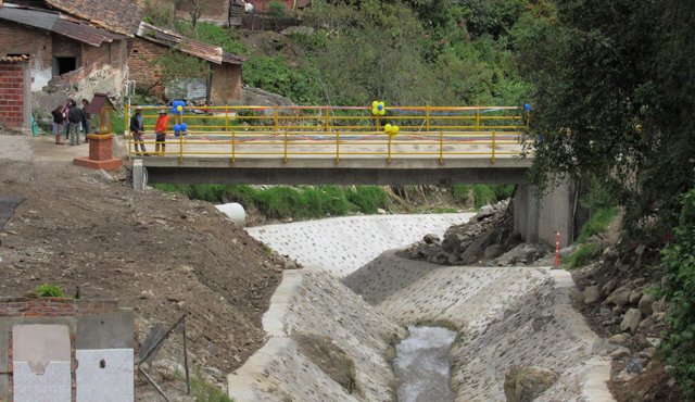 El puente que fue entregado beneficiará a las comunidades de Alto Viento, Siagá y Pantanitos. Por la zona también se movilizan niños para dos centros educativos rurales. Roberto Ospino