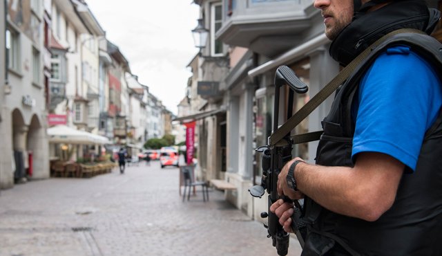 Policías cercó el centro histórico de Schaffhausen, en Suiza, mientras busca al desconocido que atacó a la gente con la sierra. AP