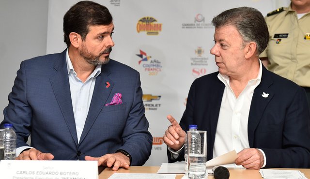 Carlos Humberto Botero, presidente ejecutivo de Inexmoda y Juan Manuel Santos, presidente de Colombia. Presidencia