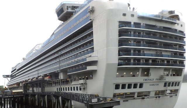 El crucero Emerald Princess en el muelle de Juneau, Alaska, el miércoles 26 de julio de 2017. El FBI investiga una disputa doméstica en que murió una mujer de Utah a bordo de la nave. AP