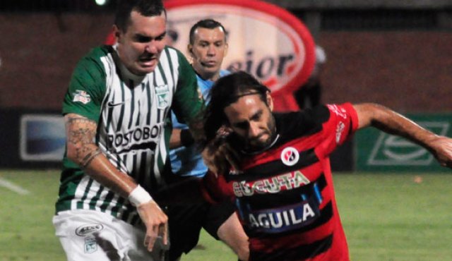 Mateo Fígoli durante su último partido con la camiseta rojinegra. Cúcuta empató a uno con Nacional y quedó eliminado de las finales. Archivo