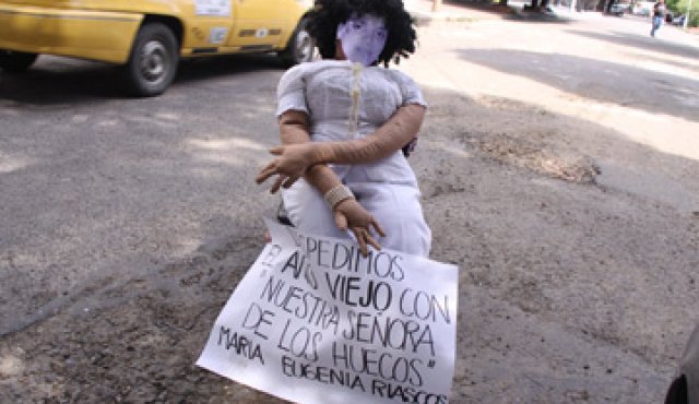 En una calle del barrio Popular los vecinos elaboraron y pusieron este “año viejo” de la alcaldesa María Eugenia Riascos, el que quemarán la noche del 31 de diciembre para despedir el 2011. Archivo
