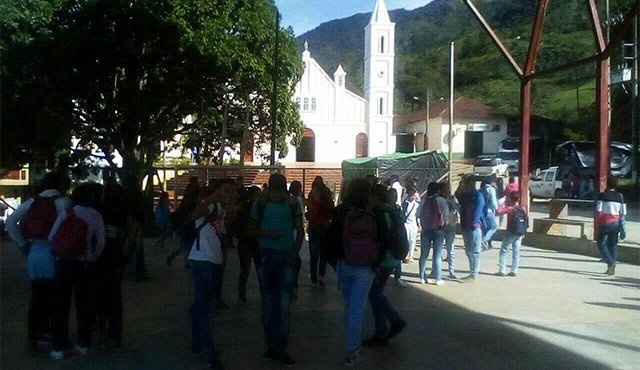 Los jóvenes gritaban "queremos agua limpia". Cortesía