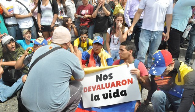 Uno de los problemas que enfrenta el gobierno de Venezuela es el bajo valor de su moneda y la alta inflación, factores que afectan el nivel de compra de los ciudadanos. Archivo