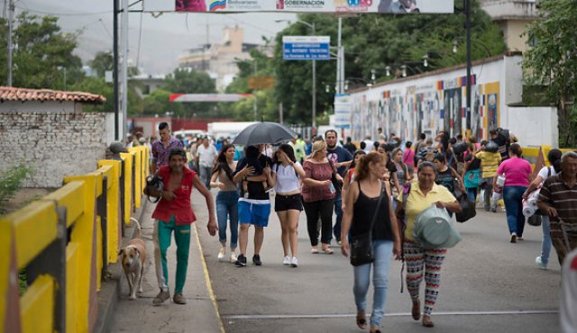 Paso de venezolanos por los puentes internacionales. La Opinión
