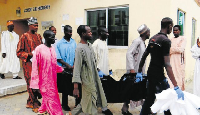 Una víctima es llevada a emergencias en el Hospital Especialista del Estado en Maiduguri al noreste de Nigeria, el día después de que dos atacantes suicidas golpearan un campamento para desplazados en Dikwa. AFP
