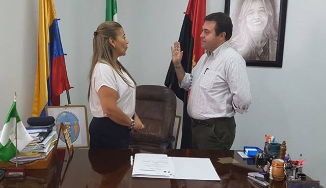 El arquitecto, Jhonny Peñaranda Vega, asumió como secretario de Planeación. En la imagen el momento en que toma juramento frente a la alcaldesa de Ocaña, Miriam Prado Carrascal. Javier Sarabia