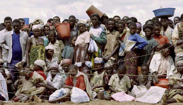 Esta fotografía tomada el 21 de mayo de 1994 muestra a refugiados ruandeses mientras esperaban comida en el campo de refugiados de Benako, después de huir de las masacres que cobraron unas 500.000 vidas. AFP