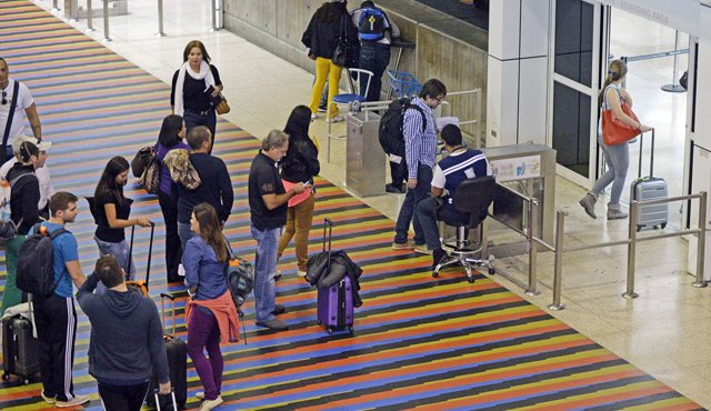 Tras la salida de dos aerolíneas, la semana pasada, los precios de los pasajes se duplicaron en Venezuela. Colprensa
