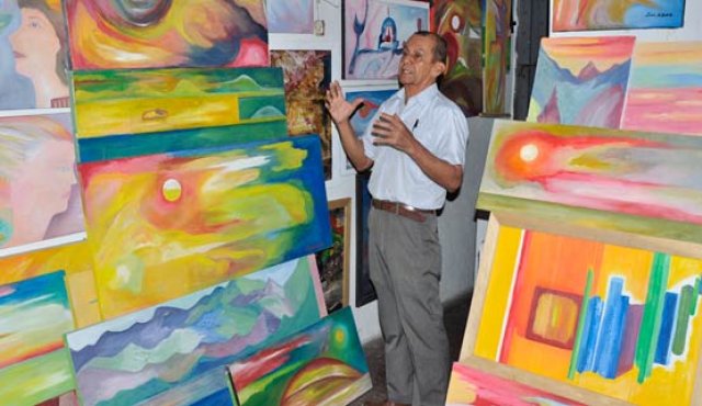 En su casa tiene 480 pinturas que ha elaborado en muchos años de creación. Archivo