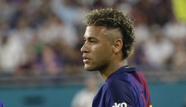 En la carta Neymar le pide a su padre que lo apoye en la decisión de hacer parte del PSG. AP