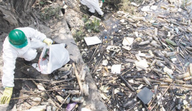 La falta de cultura ambiental ha llevado a muchos ciudadanos a contaminar ríos y quebradas de manera indiscriminada. Archivo