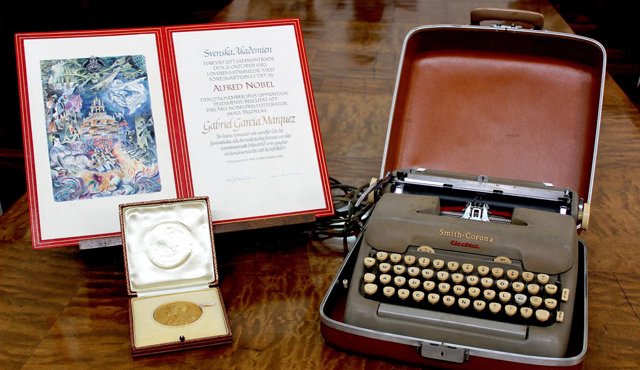 El mincultura y la biblioteca nacional de Colombia, aportaron elementos de la exposición ‘Un espejo del mundo’, tales como la máquina eléctrica en la que García Márquez terminó la novela, la medalla y diploma del Premio Nobel. Colprensa