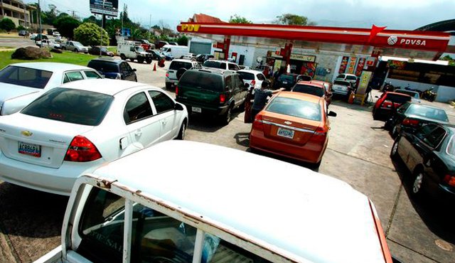 Hasta 6 horas en las filas duran los usuarios para abastecerse combustible. Eylin Cardozo