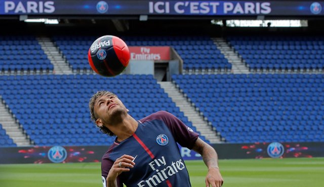 El futbolista brasileño Neymar cabecea el balón durante su presentación con el Paris Saint-Germain. AP