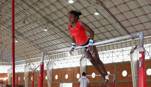 La deportista pasa horas en el coliseo menor perfeccionando sus movimientos al lado de sus entrenadores Roberto León y Adriana Ángel. Mario Franco