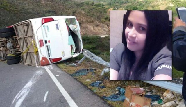 El bus en el que viajaban 35 personas, entre estos estudiantes de la Universidad de Pamplona, se volcó en una curva entre Tipacoque (Boyacá) y Capitanejo (Santander). Archivo particular