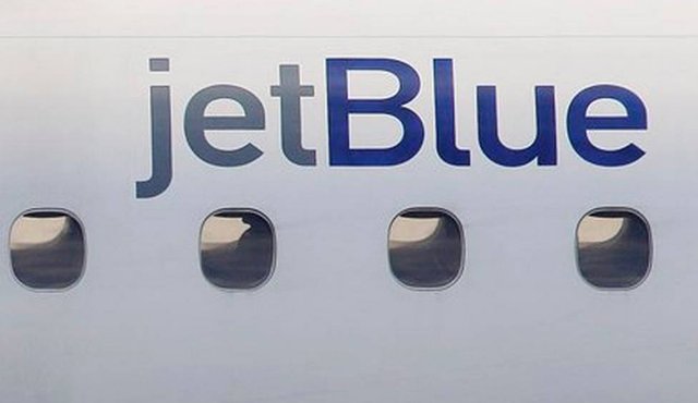 El portavoz de JetBlue Doug McGraw dijo el viernes que el incidente seguía bajo investigación y que no tenía más detalles. AP