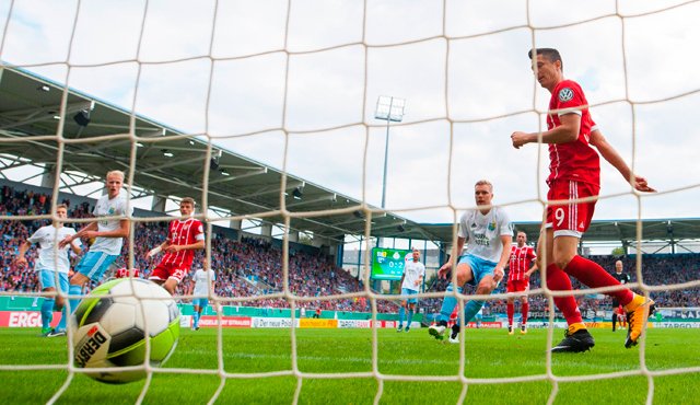 Robert Lewandowski fue la figura en el juego contra Chemnitzer. AFP