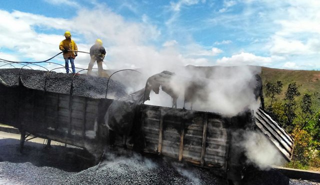 Dos tractomulas cargadas con carbón por recalentamiento se incineran cerca al municipio de Ábrego. Javier Sarabia