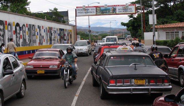 Las autoridades de Tránsito afirmaron que los carros que se movilicen en el territorio colombiano deben tener el Seguro Obligatorio contra Accidentes de Tránsito. La opinión