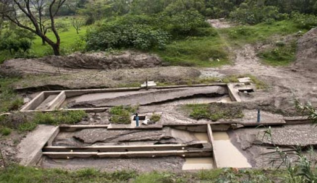 En la captación de la bocatoma, ubicada en el corregimiento de Juan Frío, el barro y lodo del río Táchira afecta la prestación del servicio. Una rejilla agolpa hojas de árboles y no dejan pasar el agua. La opinión