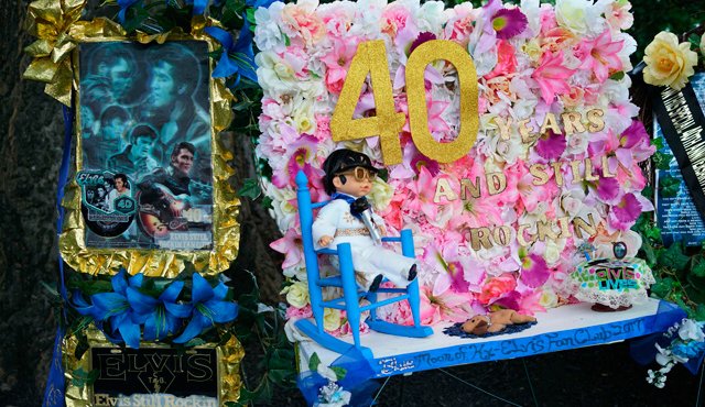 La imagen muestra los tributos dejados por los seguidores cerca de la tumba de Elvis Presley en su mansión de Graceland en Memphis, Tennessee. AFP
