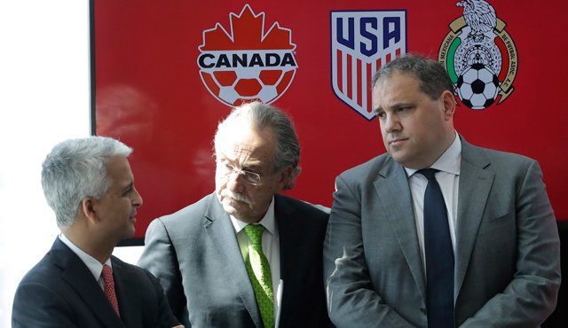 La candidatura conjunta se considera la favorita para albergar el torneo en 2026. Sunil Gulati (izquierda), presidente de la Federación de Fútbol de EEUU; Decio de María (centro), presidente de la Federación Mexicana; y Victor Montagliani, presidente de la Asociación de Fútbol de Canadá. AP