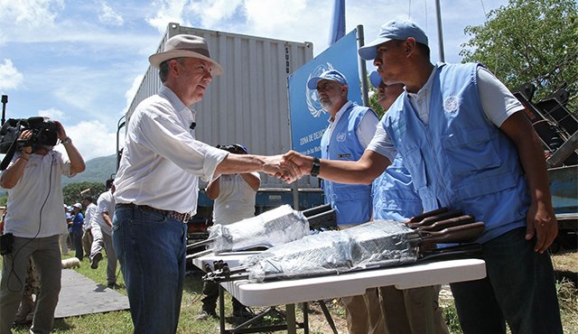 El mandatario y varios jefes del hasta hoy movimiento guerrillero asistieron a la salida del último cargamento con armas entregadas a una misión de la ONU para su próxima fundición. AFP