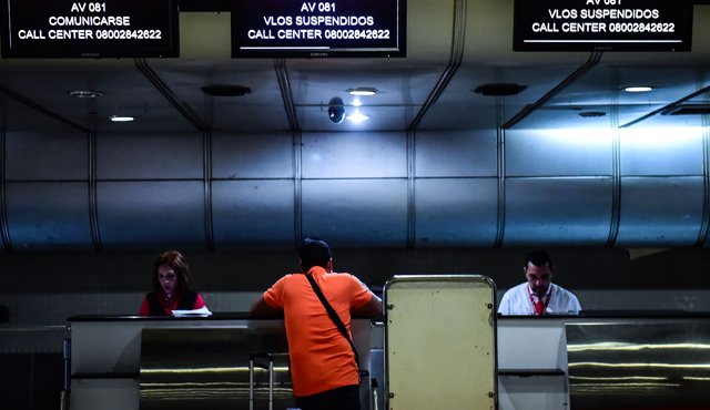 Aerolíneas Argentinas suspendió su vuelo del 9 de agosto a Caracas -según una fuente de la empresa- porque en Maiquetía faltan insumos, repuestos, combustible y alimentos para la tripulación. AFP