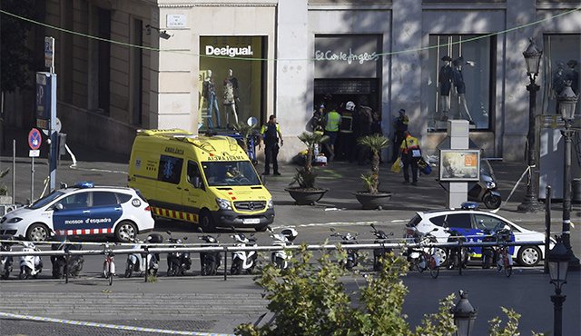 Confirmadas 12 personas muertas y que al menos 80 personas estaban hospitalizadas después de que fueron atropelladas por el vehículo. AFP