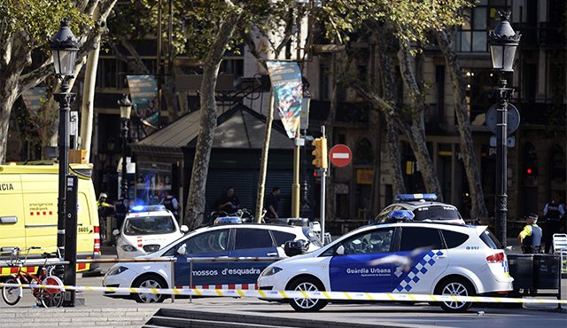 La gente circula por un paseo peatonal central y los autos por las laterales. AFP