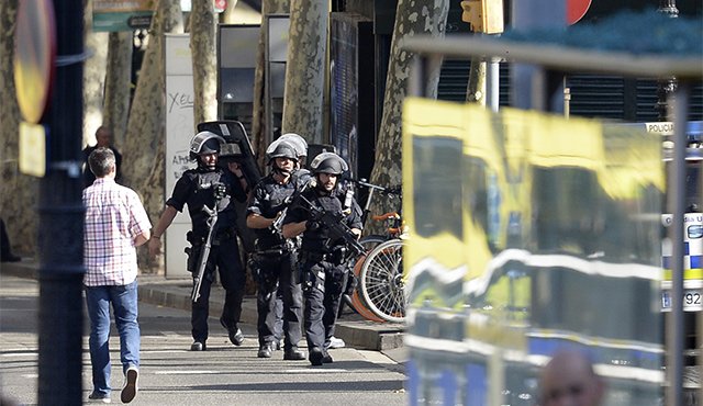 La policía acordonó la calle y cerró las tiendas. AFP