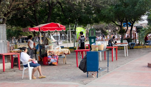 De Prados Norte se ha recibido este año la mayor cantidad de quejas por la invasión del espacio público, no solo de andenes y calles, sino de parques. Alfredo Estévez
