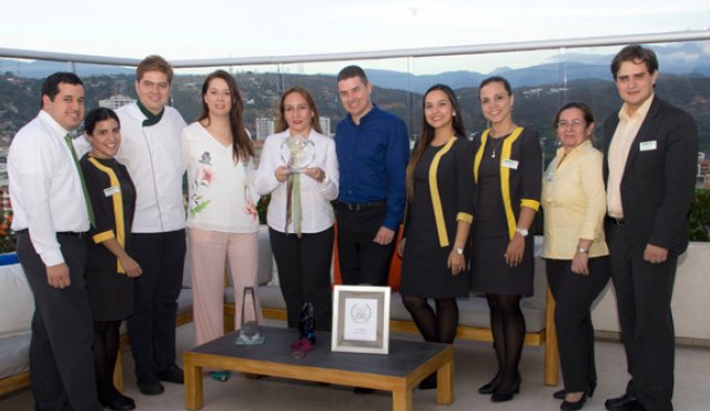Francisco Díaz, Adriana Ávila, Maicol Ríos, Diana Aristizabal, Luz Adriana Acevedo (ganadora), Camilo Arboleda, María Fernanda Correa, Ximena Rodríguez, Nancy Bayona y Julián González celebraron con un brindis. Alfredo Estévez