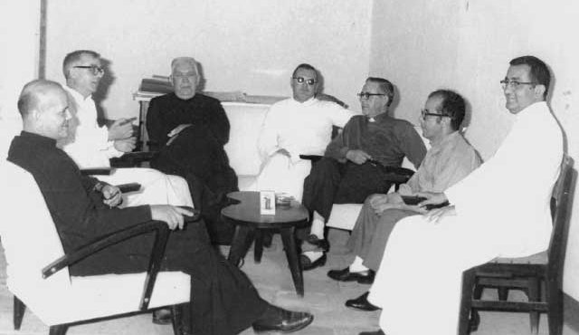 De izquierda a derecha: Monseñor Luis Alejandro Jaimes, padre Angel Cayo Atienza, el padre Daniel Jordán, el padre Matías Bermejo, el homenajeado padre Ardanaz, el padre Carlos Martínez y el padre Latorre Chacón. Archivo La Opinión