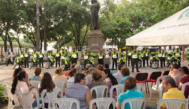 La presentación de los nuevos 85 uniformados que llegaron a la ciudad para los distritos I y II fue hecha por el alcalde César Rojas. Alfredo Estévez